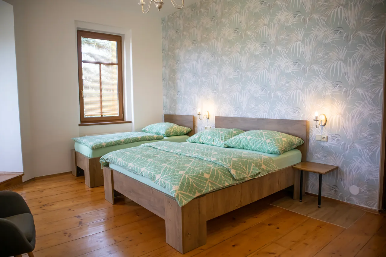 Double and single beds in Apartment 3